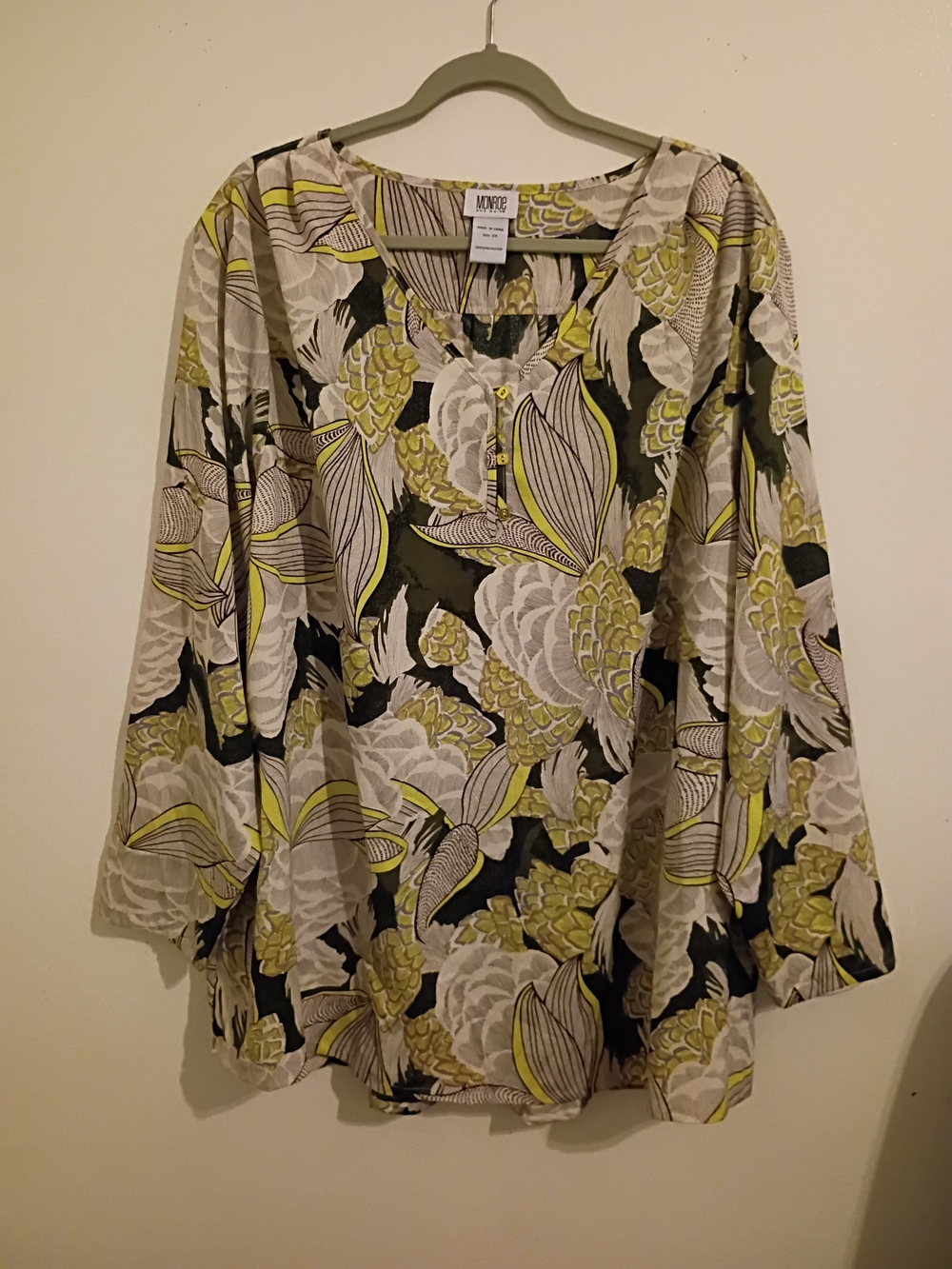 Monroe & Main Floral Tunic in Black, Olive, White Sz 3X